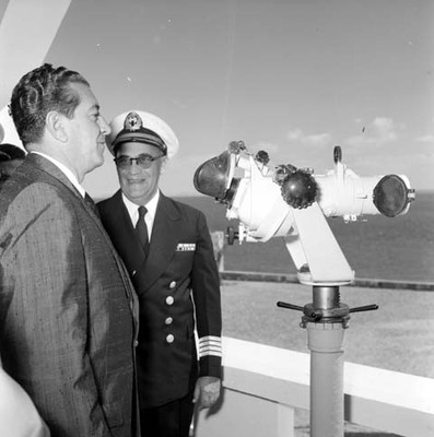 Adolfo López Mateos frente un telescopio de la base naval de Isla Margarita