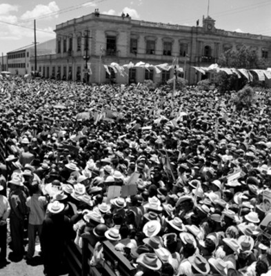 Manifestación en apoyo a Adolfo López Mateos durante su campaña en Chihuahua