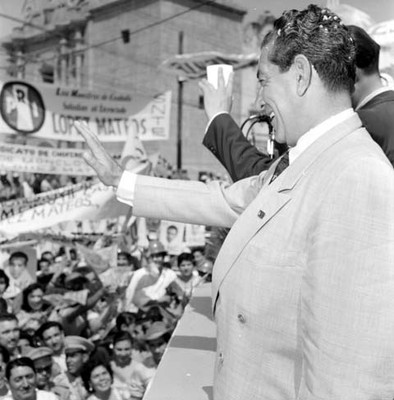 Adolfo López Mateos saludando a partidarios desde un camión durante su campaña electoral