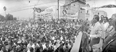 Adolfo López Mateos dirigiendo un discurso, durante su campaña electoral, a partidarios en Monclova