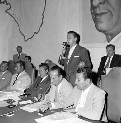 Adolfo López Mateos recibiendo proyectos en una Asamblea Económico-Social