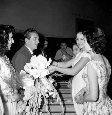 Adolfo López Mateos recibiendo un ramo de flores durante su campaña electoral en la ciudad de Colima