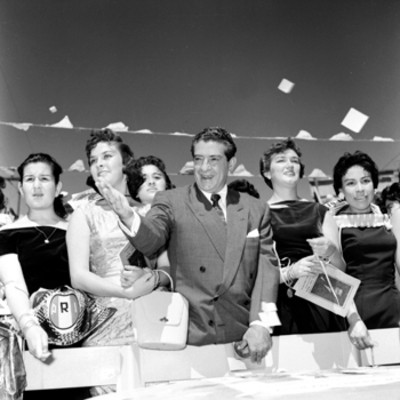 Adolfo López Mateos en compañía de mujeres, durante su campaña electoral por Celaya