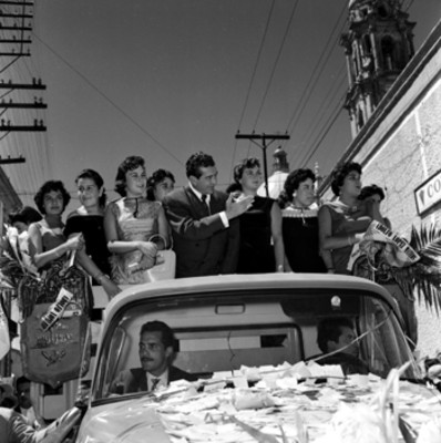 Adolfo López Mateos y comitiva sobre un camión de redilas recorre las calles de Celaya