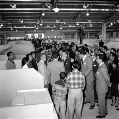 Adolfo López Mateos y demás funcionarios durante su visita a un mercado del D.F.