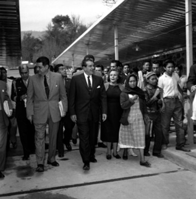 Adolfo López Mateos, Ernesto Uruchurtu y demás funcionarios visitando un mercado durante su gira por el D.F.