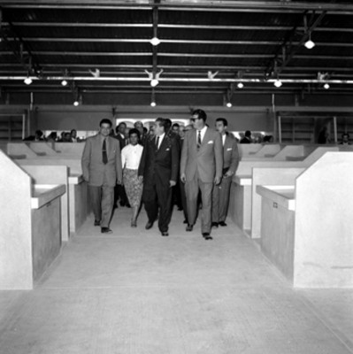 Adolfo López Mateos, Ernesto Uruchurtu y demás funcionarios visitando un mercado durante su gira por el D.F.