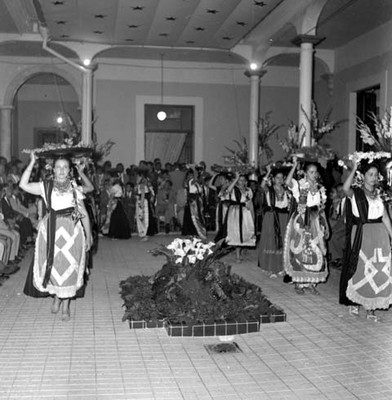 Mujeres con trajes regionales interpretando la danza canacua, durante una ceremonia en apoyo a López Mateos