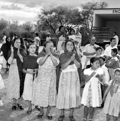 Mujeres de apariencia campesina aplaudiendo durante la campaña electoral de Adolfo López Mateos en Jiquílpan
