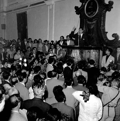 Adolfo López Mateos, candidato presidencial, pronunciando un discurso durante una ceremonia en la Universidad de Puebla