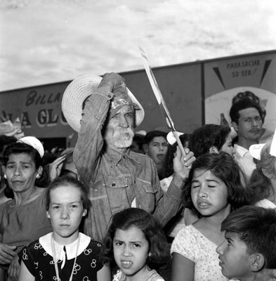 Adolfo López Mateos y edecanes en un camión, durante un recorrido en su campaña electoral