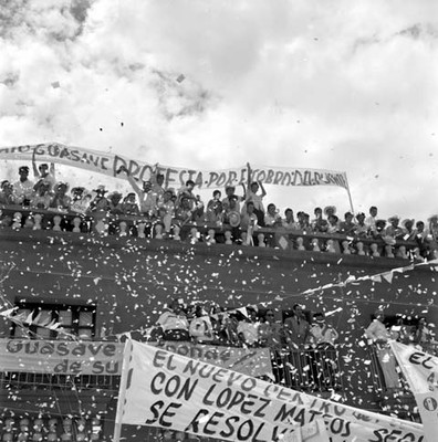 Adolfo López Mateos y edecanes, durante un recorrido por su campaña electoral