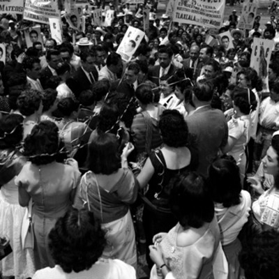 Adolfo López Mateos en medio de una aglomeración de partidarios durante su campaña por Tlaxcala