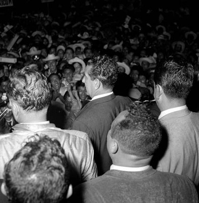 Adolfo López Mateos y políticos ante un mitin, durante su campaña electoral por Coatepec