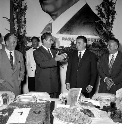 Adoflo López Mateos conversando con políticos en un banquete en su honor, durante su gira por Coatepec