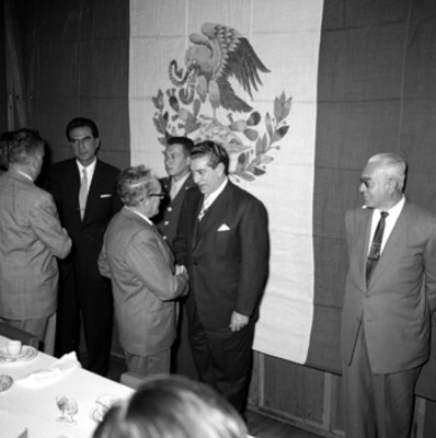 Adolfo López Mateos saludando a un gobernador durante un banquete en su honor