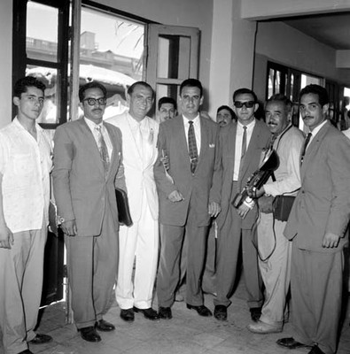 Adolfo López Mateos saludando a un bailarín durante el banquete ofrecido en su honor en un salón de Villa del Mar