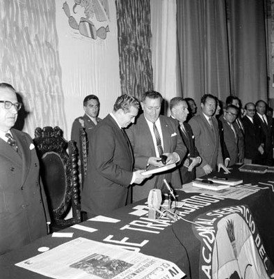 Adolfo López Mateos y Juan C. Gorraez, durante un acto en una gira de trabajo