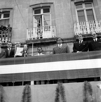 Adolfo López Mateos desde un balcón escuchando la lectura de un documento