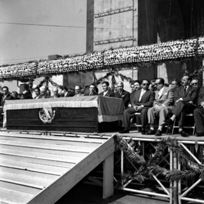 Adolfo López Mateos con miembros de su gabinete presidiendo ceremonia a la Constitución