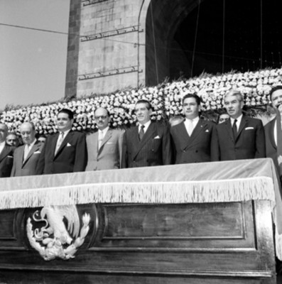 Adolfo López Mateos con miembros de su comitiva durante ceremonia a la Constitución