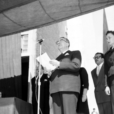 Jaime Torres Bodet pronunciando un discurso durante la inauguración de cursos en la escuela nacional de maestros
