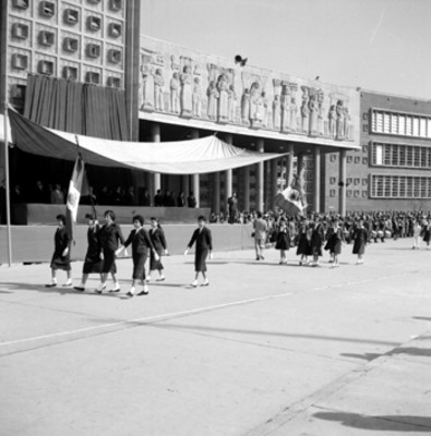 Adolfo López Mateos presenciando un desfile durante la inauguración de cursos de la Escuela Nacional de Maestros