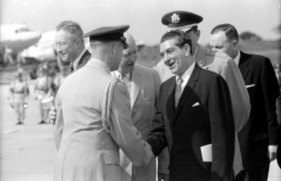 Adolfo López Mateos con Dwight Eisenhower, saludando a miembros del Estado Mayor Presidencial de los E.U.A., en el puerto de Acapulco