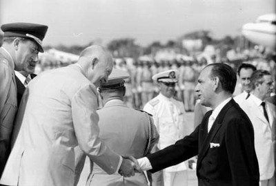Eisenhower saludando a funcionarioos públicos durante su llegada al puerto de Acapulco, en el aeropuerto
