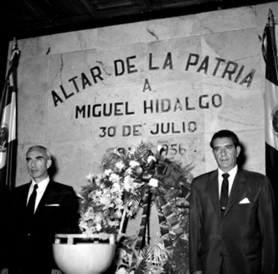 Adolfo López Mateos haciendo guardia de honor ante el monumento a Hidalgo, durante una ceremonia, en su gira electora