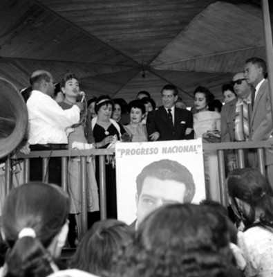 Mujer haciendo uso de la palabra en presencia de Adolfo López Mateos, en un quisco