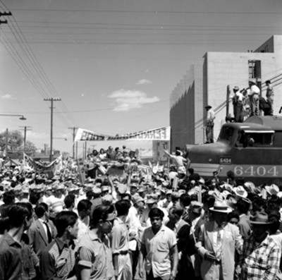 Adolfo López Mateos en compañía de mujeres, abordo de un camión de carga, durante su campaña electoral por Monterrey
