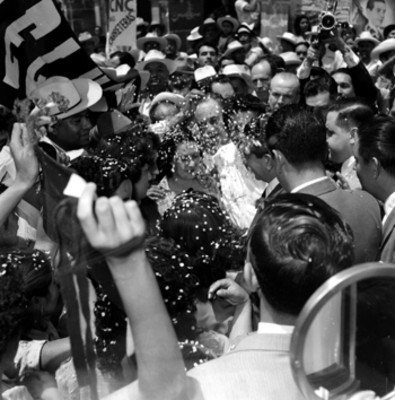 Adolfo López Mateos durante su campaña electoral en la Cd. de Puebla