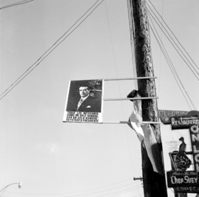 Adolfo López Mateos con funcionarios públicos observan un documento, durante su gira de trabajo por Chihuahua