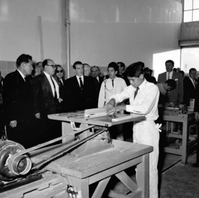 Adolfo López Mateos, Francisco González de la Vega y demas funcionarios observando a estudiantes de una escuela tecnica durante su gira de trabajo