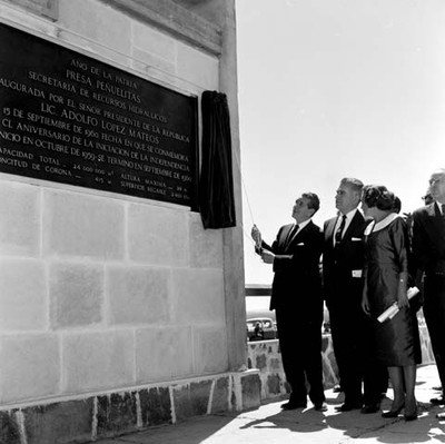 Adolfo López Mateos acompañado por Javier Barros Sierra, al develar la placa de inauguración de la Presa Pañuelitas en Dolores Hidalgo
