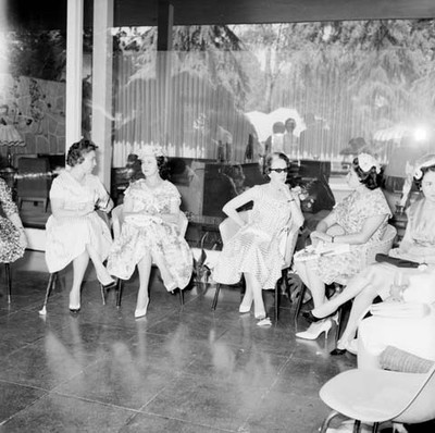 Eva Sámano de López Mateos con varias mujeres, en una estancia