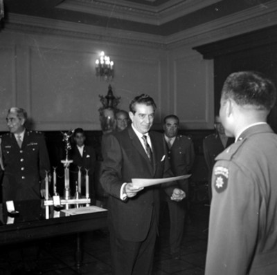 Adolfo López Mateos entrega diplomas a los vencedores de tiro al blanco, miembros del Estado Mayor Presidencial