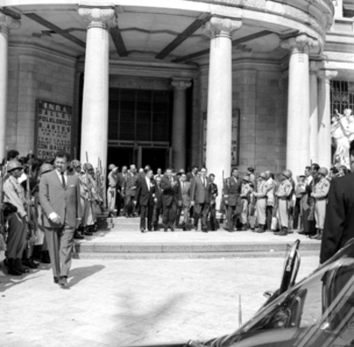 Adolfo López Mateos, Jaime Torres Bodet y otras personalidades saliendo del Palacio de Bellas Artes