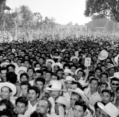 Mitin campesino durante la gira de Adolfo López Mateos por Hermosillo