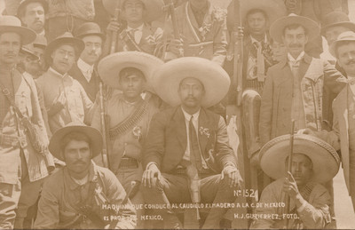 Revolucionarios en la máquina que conduce a Madero hacia la ciudad de México