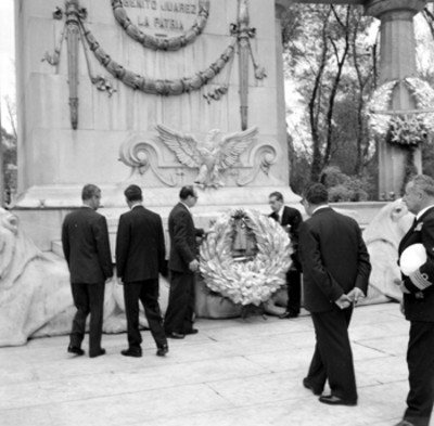 Adolfo López Mateos y Antonio Ortíz Mena, con secretarios de estado, colocando una corona floral en el Hemicíclo a Juárez