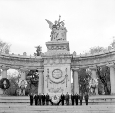 Adolfo López Mateos, Jaime Torres Bodet, Salomón González Blanco y demás miembros de la comitiva presidencial, haciendo guardia de honor en el Hemicíclo a Juárez