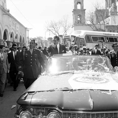 Adolfo López Mateos y comitiva durante un recorrido por las calles de Salamanca