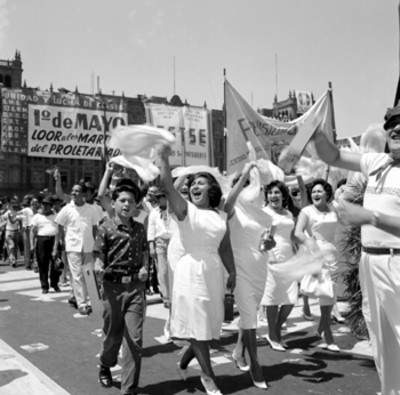 Obreros y trabajadores desfilando en el zócalo de la cd. de México el 1° de mayo de 1961