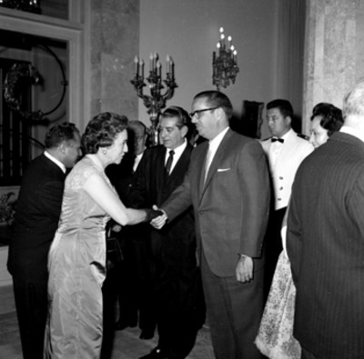 Adolfo López Mateos y Osavaldo Dorticós Torrado saludados por funcionario público y su esposa