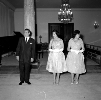 Adolfo López Mateos con Eva Sámano recibiendo funcionario público y esposa en Los Pinos