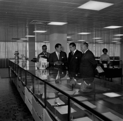 Adolfo López Mateos y funcionarios guiados por empresario de la D.M. Nacional al recorrer las instalaciones de la misma