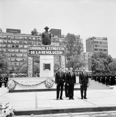 Adolfo López Mateos y funcionarios publicos montando guerdia de honor en el monumento a Venustiano Carranza