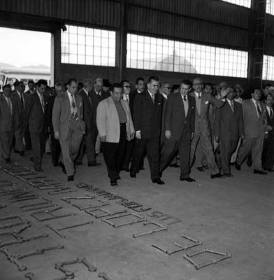 Adolfo López Mateos, políticos y partidarios entrando a la fábrica Toyoda